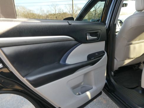 Used 2019 Toyota Highlander Limited image 31