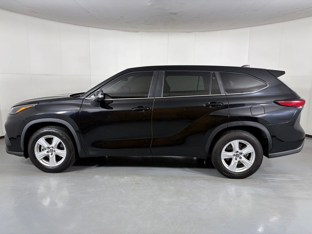 Used 2023 Toyota Highlander L FWD image 5
