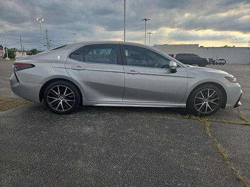 Used 2023 Toyota Camry SE FWD image 9