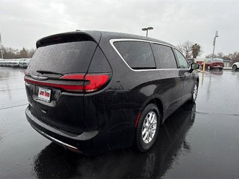 Used 2023 Chrysler Pacifica Touring-L image 4