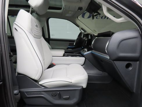 Used 2025 Ford Expedition Platinum w/ Platinum Ultimate Package image 36