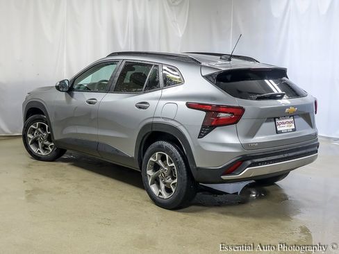 Used 2025 Chevrolet Trax LT FWD image 8
