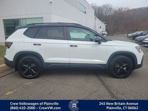 Certified 2025 Volkswagen Taos SE image 33