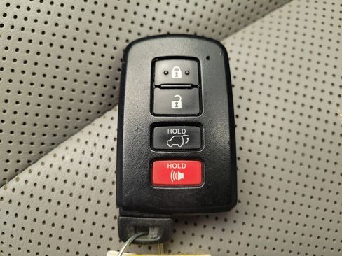 Used 2018 Toyota Highlander Limited Platinum w/ Carpet Mat Package (TMS) image 32