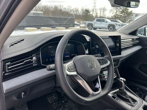 Used 2025 Volkswagen Jetta SE image 34