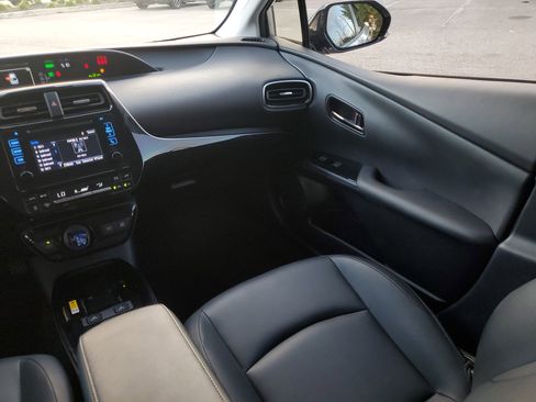 Used 2019 Toyota Prius XLE w/ Phone Cable & Charge Package image 21