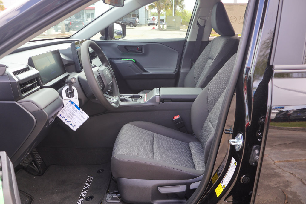 Used 2026 Toyota RAV4 LE AWD/4WD image 8