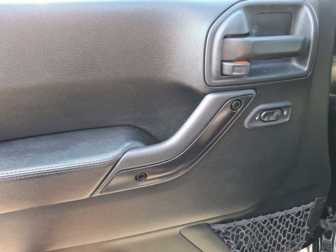 Used 2017 Jeep Wrangler Unlimited Sahara image 7