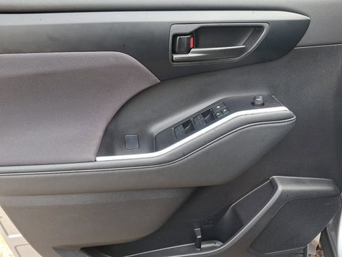 Certified 2025 Toyota Highlander LE AWD/4WD image 12