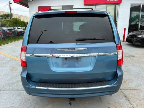 Used 2012 Chrysler Town & Country Touring-L w/ Driver Convenience Group FWD image 4