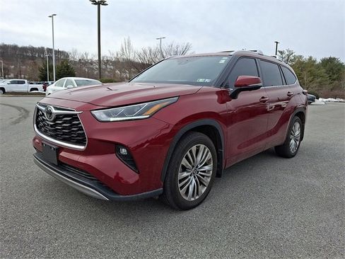 Used 2024 Toyota Highlander Platinum image 3