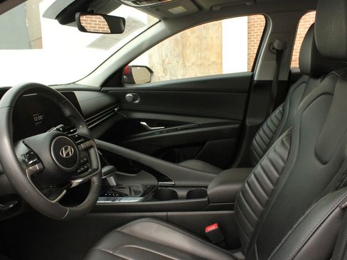 Used 2025 Hyundai Elantra Limited image 11