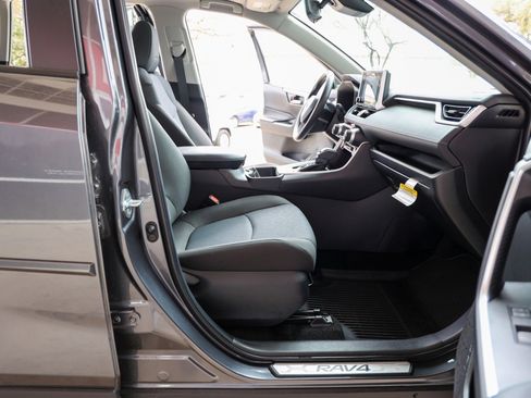 Certified 2025 Toyota RAV4 XLE w/ Convenience Package image 40