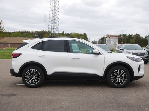 New 2025 Ford Escape SE w/ PHEV Premium Package FWD image 2