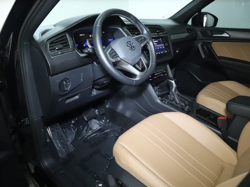 Used 2023 Volkswagen Tiguan SE AWD/4WD image 17