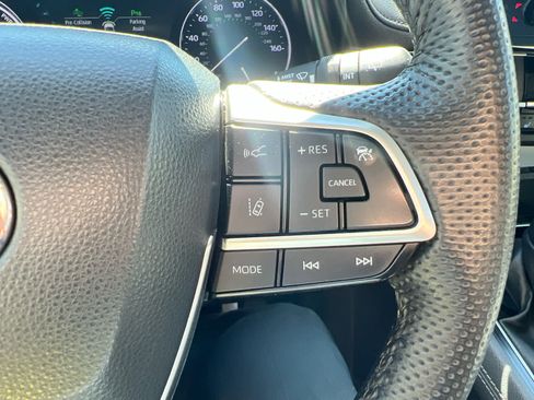 Used 2023 Toyota Sienna Limited image 19