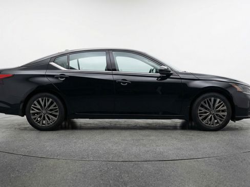 Used 2025 Nissan Altima 2.5 SV FWD image 11