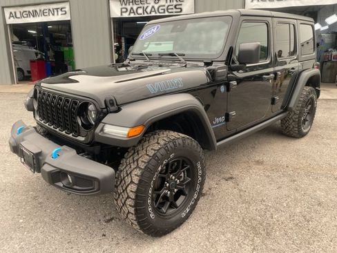 Used 2024 Jeep Wrangler Unlimited AWD/4WD image 3
