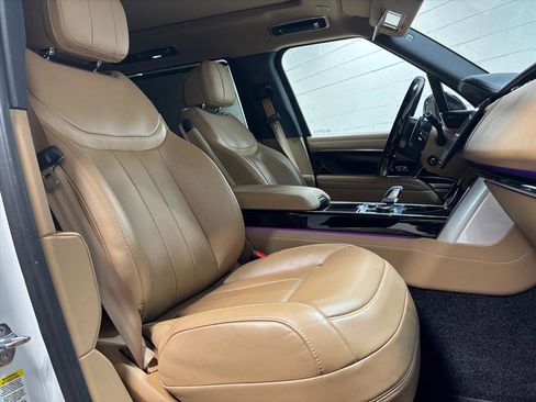 Used 2023 Land Rover Range Rover Long Wheelbase SE image 32