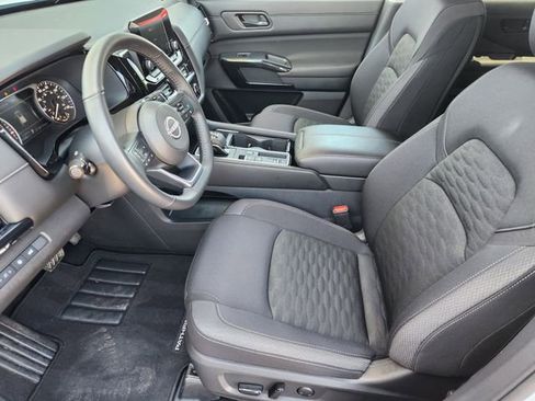 Certified 2025 Nissan Pathfinder SV image 9