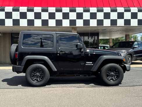 Used 2017 Jeep Wrangler Sport w/ Connectivity Group AWD/4WD image 8