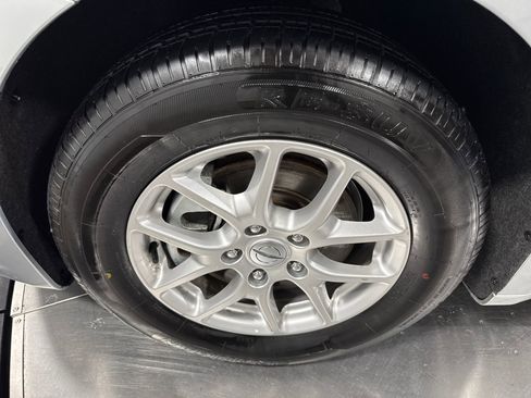 Used 2023 Chrysler Pacifica Touring-L FWD image 2