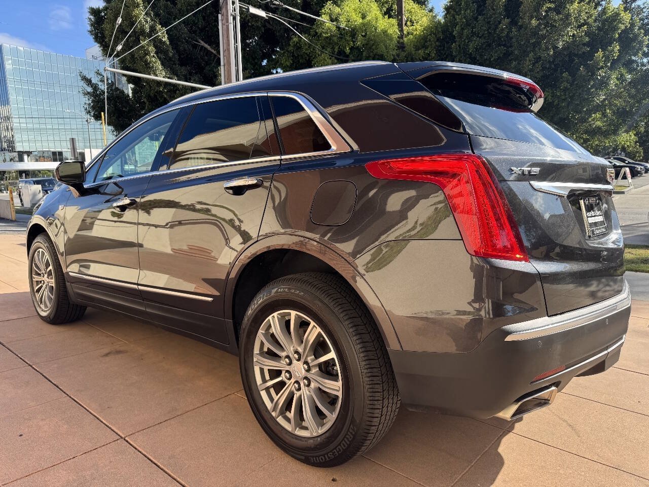 Used 2017 Cadillac XT5 Luxury w/ Driver Awareness Package FWD image 5