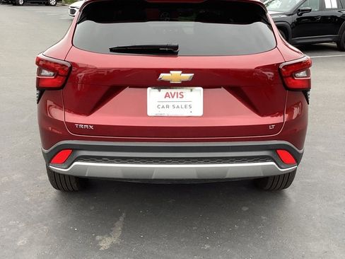 Used 2025 Chevrolet Trax LT w/ LT Convenience Package image 8