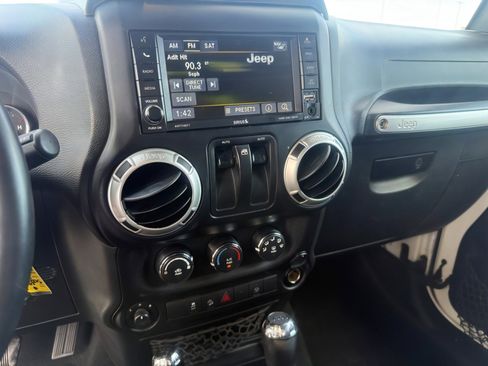 Used 2017 Jeep Wrangler Sahara w/ Connectivity Group image 18