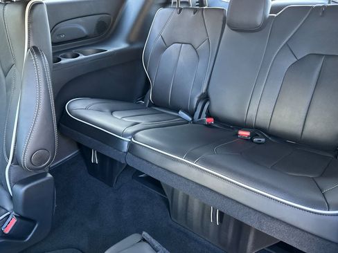 New 2026 Chrysler Pacifica Limited image 18