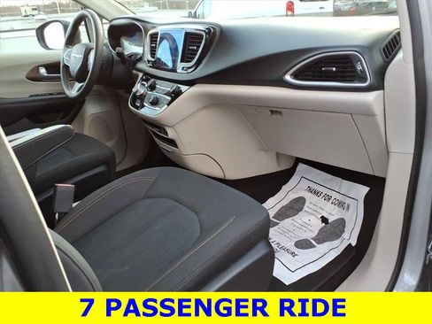 Used 2017 Chrysler Pacifica Touring image 9
