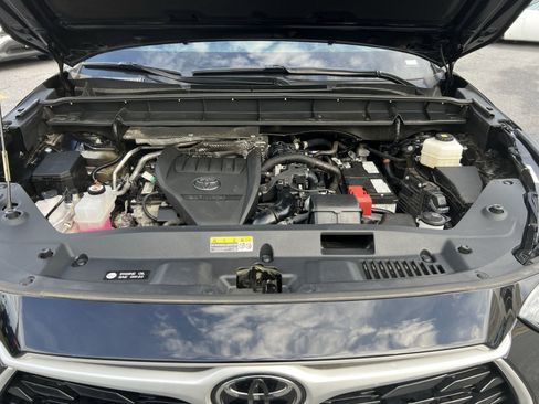 Used 2024 Toyota Highlander XLE AWD/4WD image 29