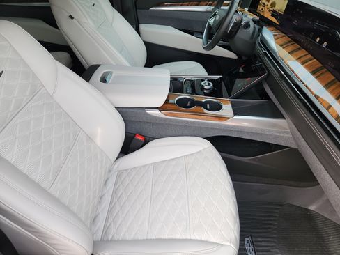 Used 2025 Cadillac Escalade Sport Platinum image 15