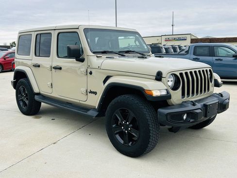 Used 2022 Jeep Wrangler Unlimited Sahara AWD/4WD image 2