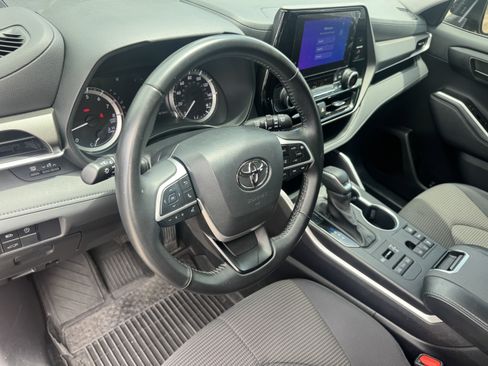 Used 2023 Toyota Highlander LE AWD/4WD image 21