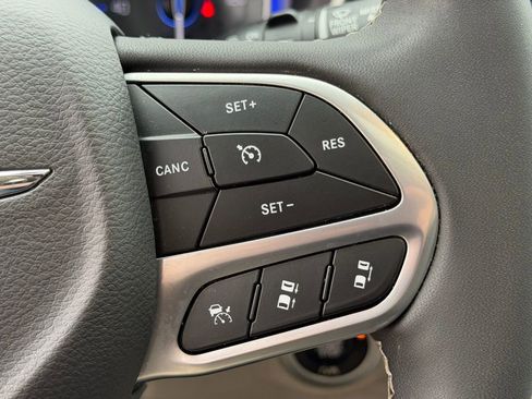 Certified 2024 Chrysler Pacifica Limited image 24