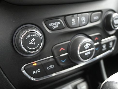 Used 2015 Jeep Cherokee Trailhawk w/ Comfort/Convenience Group AWD/4WD image 5