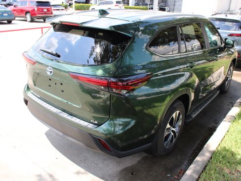 Used 2024 Toyota Highlander XLE FWD image 11