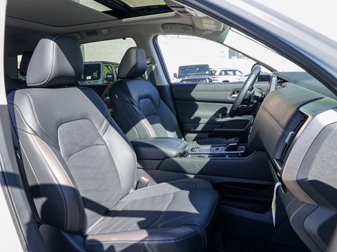 Used 2025 Nissan Pathfinder Platinum w/ Cargo Package image 21