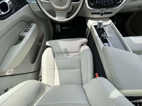 Certified 2025 Volvo XC60 B5 Ultra AWD/4WD image 13