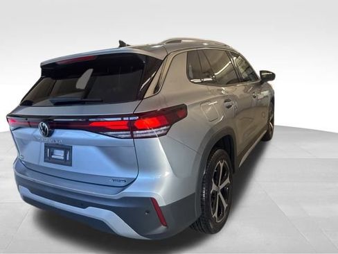 Certified 2025 Volkswagen Tiguan SE image 8