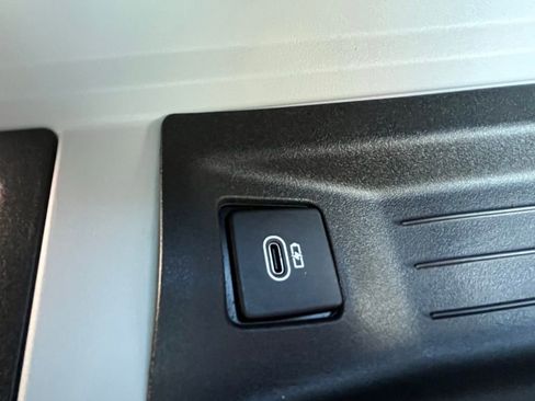 Used 2023 Land Rover Defender 110 SE AWD/4WD image 40