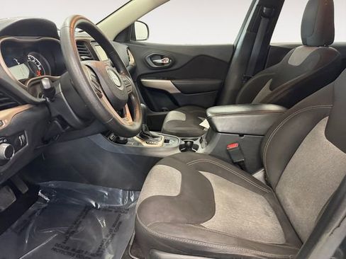 Used 2017 Jeep Cherokee Sport image 7