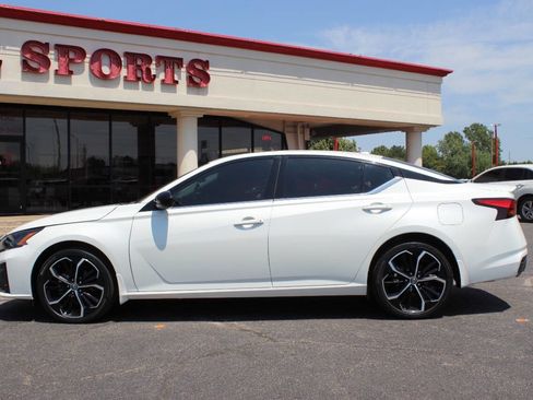 Used 2023 Nissan Altima 2.5 SR w/ SR Premium Package image 6