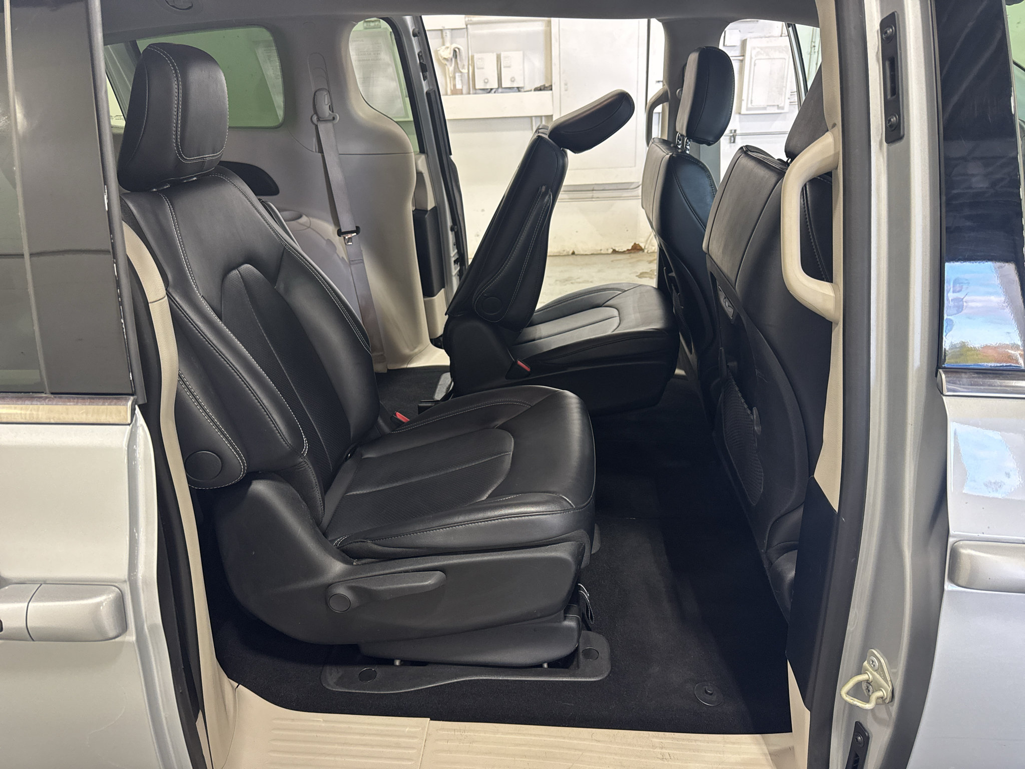 Used 2024 Chrysler Pacifica Limited FWD image 30