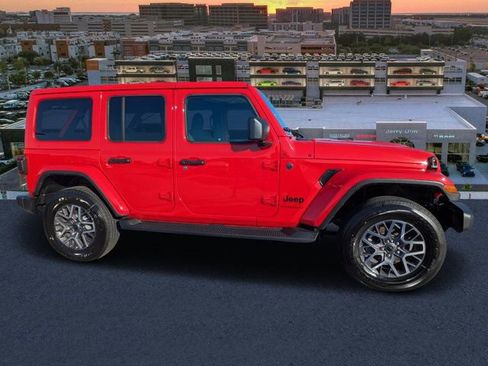 Used 2026 Jeep Wrangler Unlimited Sahara AWD/4WD image 1