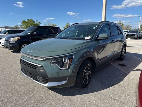 Used 2023 Kia Niro EX image 3