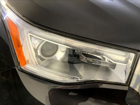 Used 2018 GMC Acadia SLT image 26