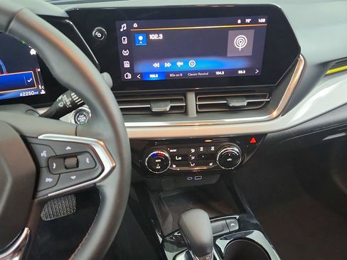 Used 2024 Chevrolet Trax LT w/ Sunroof Package FWD image 20
