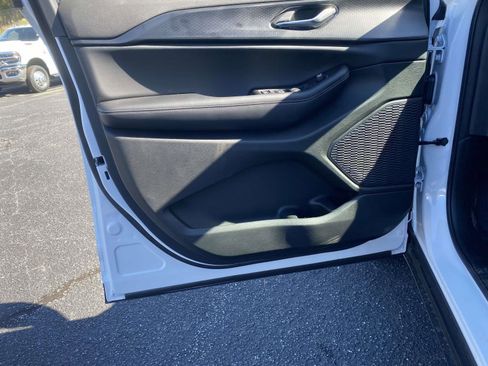 New 2025 Jeep Grand Cherokee Altitude image 18